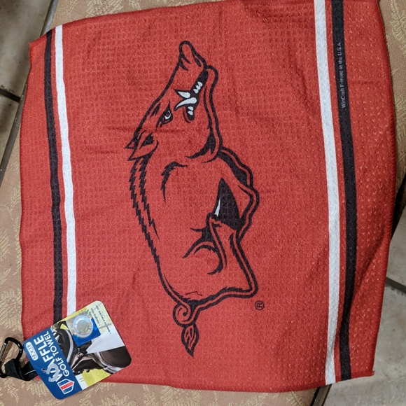 NWT Arkansas Razorbacks Hand Towel with Caribeaner - Picture 2 of 2